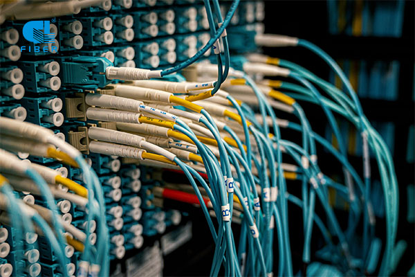 What should be paid attention to in the process of fiber optic cable wiring?